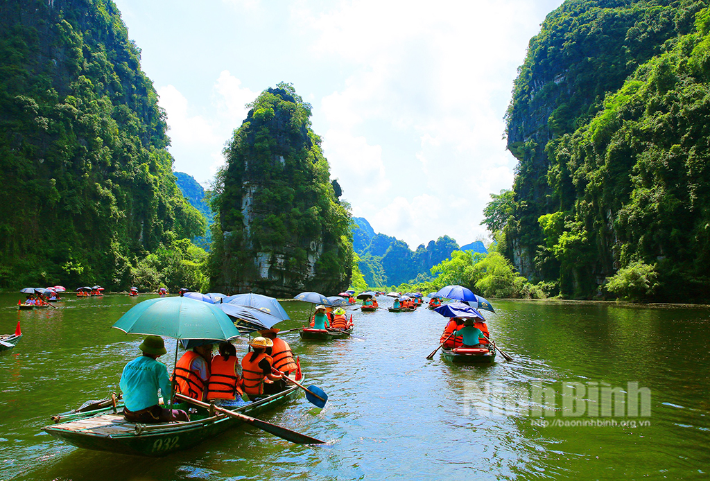 Khách du lịch đến Ninh Bình tăng gấp 3,3 lần so với cùng kỳ