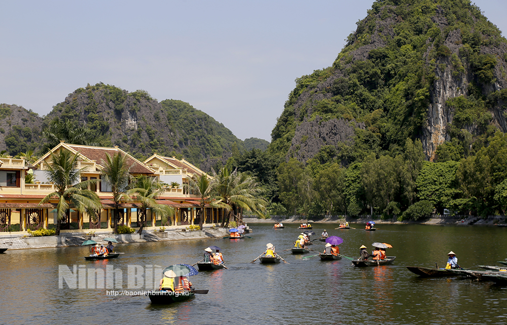 Khu Du lịch Tam Cốc - Bích Động là điểm nhấn quan trọng giúp du lịch Ninh Bình được nhiều chuyên trang du lịch có uy tín trong nước và quốc tế đánh giá cao.