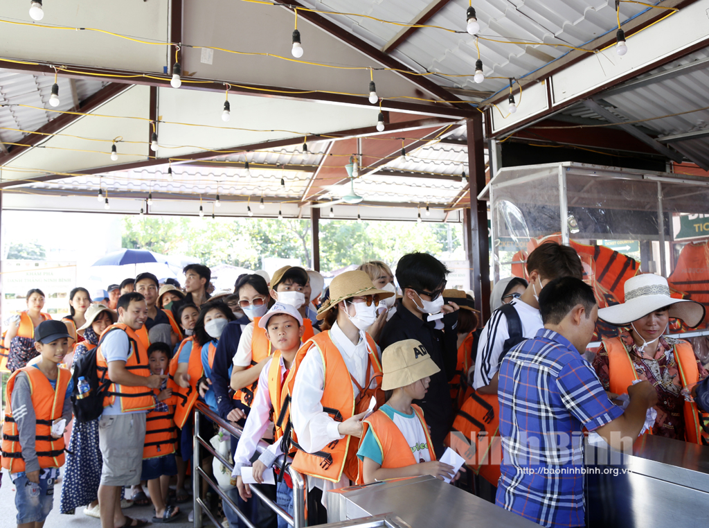 Du khách qua cửa soát vé xuống bến Văn Lâm.