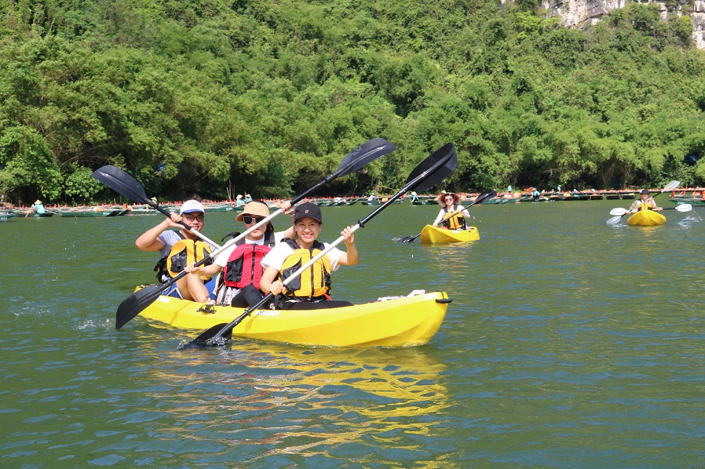 Experiencing kayak sailing service in Trang An